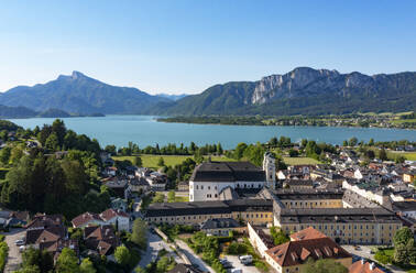 Österreich, Oberösterreich, Mondsee, Drohnenansicht des Stifts Mondsee mit See im Hintergrund - WWF06341