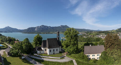 Austria, Upper Austria, Mondsee, Church of Mariahilf in summer - WWF06342