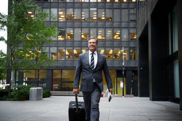 Senior corporate manager with elegant suit outdoors - Businessman in New York - DMDF04368