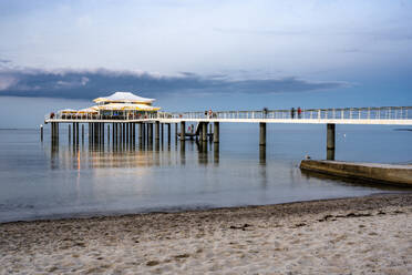 Deutschland, Schleswig-Holstein, Timmendorfer Strand, Strand und Teehaus Mikado in der Abenddämmerung - EGBF00921