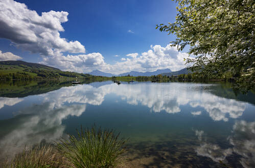 Österreich, Oberösterreich, Zell am Moos, Drohnenaufnahme von Sommerwolken, die sich im Irrsee spiegeln - WWF06352