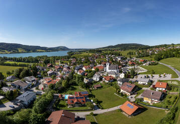 Österreich, Oberösterreich, Zell am Moos, Drohnenansicht der Stadt am See im Sommer - WWF06354