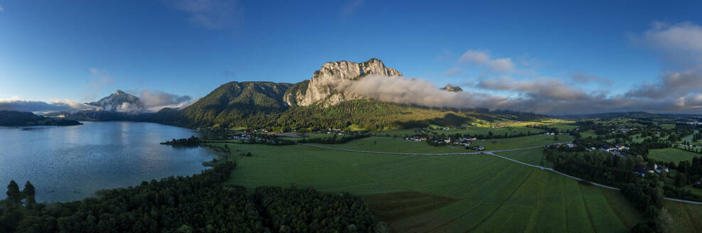 Österreich, Oberösterreich, Sankt Lorenz, Drohnenpanorama des Dorfes und der umliegenden Landschaft bei nebligem Morgengrauen - WWF06355
