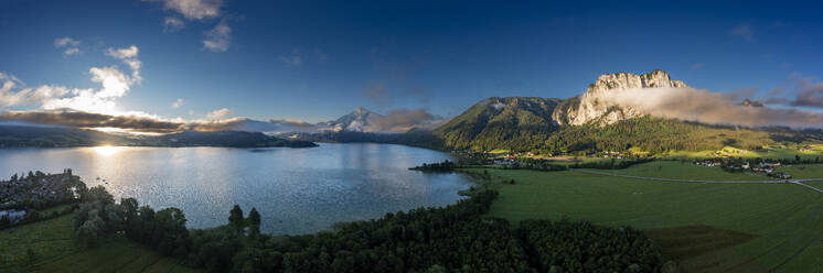 Österreich, Oberösterreich, Sankt Lorenz, Drohnenpanorama des Dorfes und der umliegenden Landschaft bei nebligem Sonnenaufgang - WWF06356