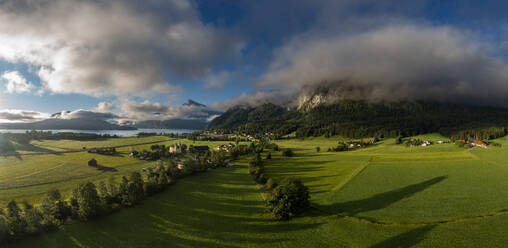 Österreich, Oberösterreich, Sankt Lorenz, Drohnenpanorama von grünen Feldern bei nebligem Sonnenaufgang - WWF06357