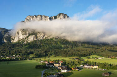 Österreich, Oberösterreich, Sankt Lorenz, Drohnenaufnahme von Nebel über dem Dorf am Fuße der Drachenwand - WWF06358