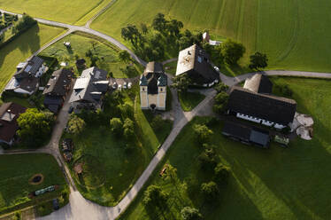 Österreich, Oberösterreich, Sankt Lorenz, Drohnenansicht eines kleinen Dorfes in der Morgendämmerung - WWF06360