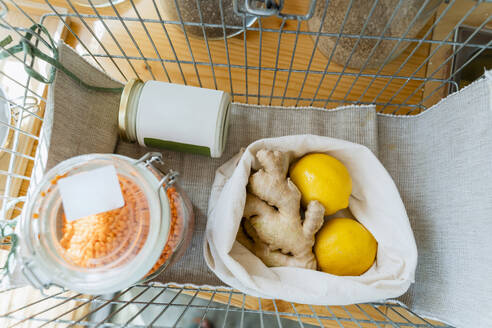 Linsen im Glas mit Ingwer und Zitronen im Einkaufskorb - NDEF01078