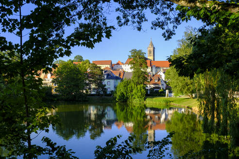 Deutschland, Baden-Württemberg, Pfullendorf, See mit historischen Häusern im Hintergrund - LBF03860