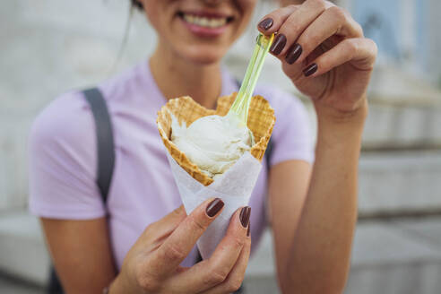 Lächelnde Frau mit Eiswaffel - DCRF01854