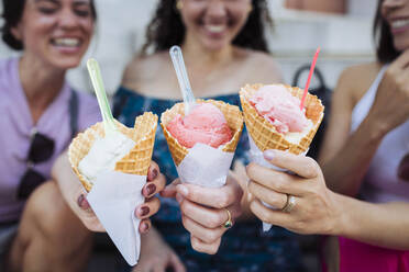 Glückliche Freunde mit Eiswaffeln in der Hand - DCRF01856