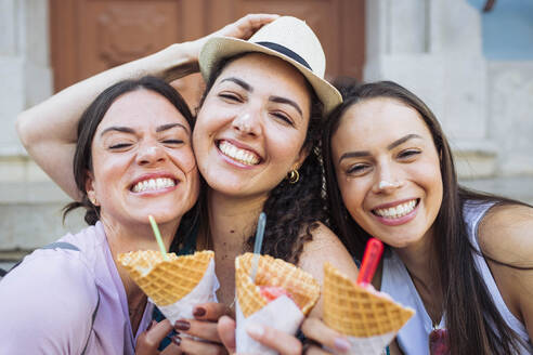 Cheerful female friends with ice cream cones - DCRF01869