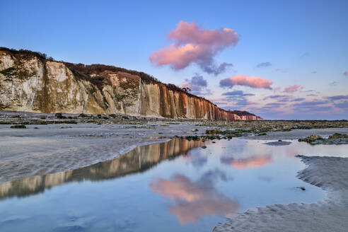Reflection of chalk cliffs and cloudy sky in water puddle at beach - ANSF00568