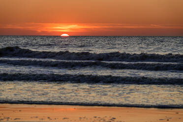 Meer unter orangefarbenem Himmel bei Sonnenuntergang - ANSF00586