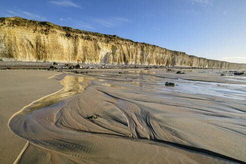 Chalk cliffs at beach on sunny day - ANSF00596