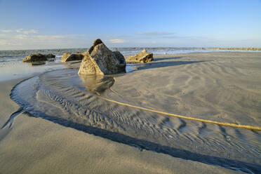 Felsen am Strand nahe dem Meer an einem sonnigen Tag - ANSF00598