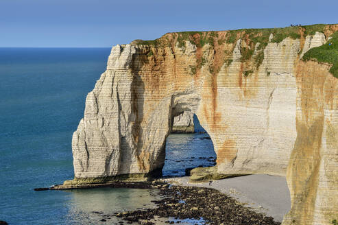 Chalk cliffs with natural arch on sunny day near blue sea - ANSF00615