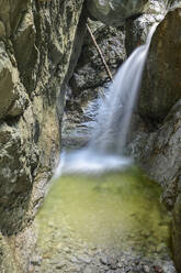 Wasserfall mit felsigen Bergen - ANSF00643