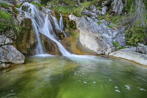 Malerischer Wasserfall mit felsigem Berg - ANSF00646