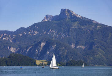 Österreich, Oberösterreich, Segelboote im Mondsee mit Schafberg im Hintergrund - WWF06364