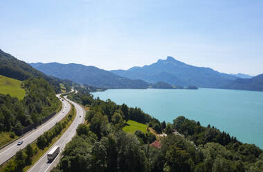 Österreich, Oberösterreich, Drohnenansicht der Autobahn entlang des Mondsees im Sommer - WWF06365