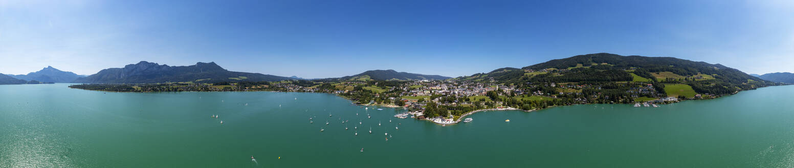 Österreich, Oberösterreich, Mondsee, Drohnenpanorama des Mondsees im Sommer - WWF06367