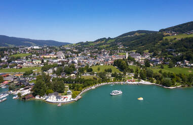 Österreich, Oberösterreich, Mondsee, Drohnenansicht des Seeuferdorfs im Sommer - WWF06369