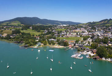 Österreich, Oberösterreich, Mondsee, Drohnenansicht des Seeuferdorfs im Sommer - WWF06370