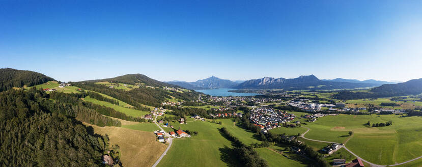 Österreich, Oberösterreich, Mondsee, Drohnenpanorama des Dorfes am Seeufer und der umliegenden Landschaft im Sommer - WWF06373