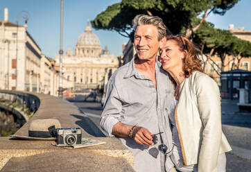 Senior couple at the Vaticano, Rome - Happy tourists visiting italian famous landmarks - DMDF04427