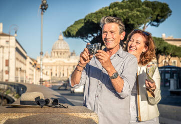 Senior couple at the Vaticano, Rome - Happy tourists visiting italian famous landmarks - DMDF04428