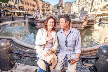 Älteres Paar auf dem Navona-Platz, Rom - Glückliche Touristen beim Besuch berühmter italienischer Wahrzeichen - DMDF04431