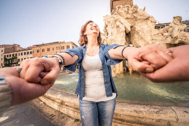 Älteres Paar auf dem Navona-Platz, Rom - Glückliche Touristen beim Besuch berühmter italienischer Wahrzeichen - DMDF04434