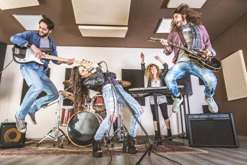 Rockband, die im Studio Hardrock spielt. Konzept über Unterhaltung und Musik - DMDF04435