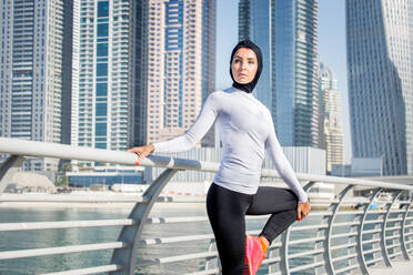 Arabische Frau läuft im Freien und trägt Hidschab - DMDF04720