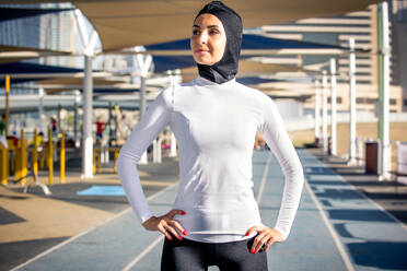 Arabische Frau läuft im Freien und trägt Hidschab - DMDF04722