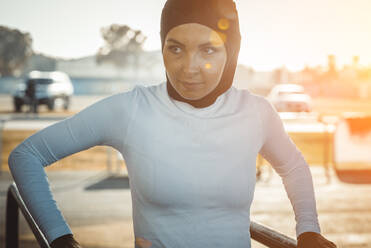 Arabische Frau läuft im Freien und trägt Hidschab - DMDF04727