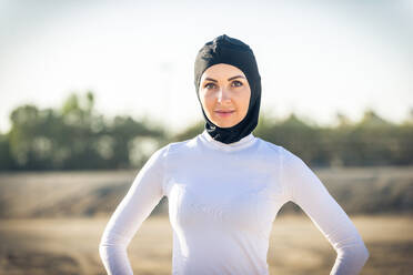 Arabische Frau läuft im Freien und trägt Hidschab - DMDF04728