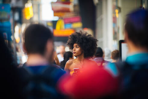 Happy african american woman smiling. Beautiful young female walking and having fun in New York city - DMDF04747