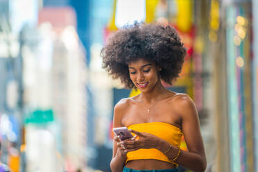 Happy african american woman smiling. Beautiful young female walking and having fun in New York city - DMDF04751