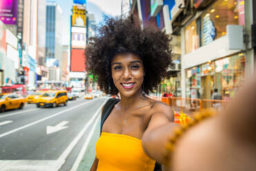Happy african american woman smiling. Beautiful young female walking and having fun in New York city - DMDF04752