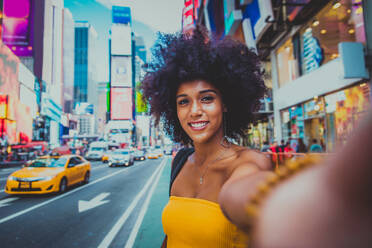 Happy african american woman smiling. Beautiful young female walking and having fun in New York city - DMDF04753