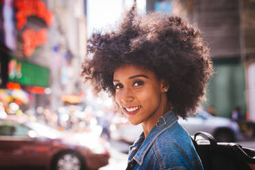 Happy african american woman smiling. Beautiful young female walking and having fun in New York city - DMDF04762