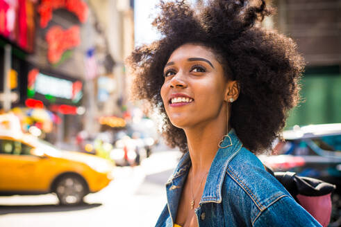 Happy african american woman smiling. Beautiful young female walking and having fun in New York city - DMDF04763