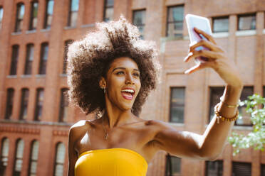 Glückliche afroamerikanische Frau, die lächelt, schöne junge Frau, die spazieren geht und Spaß hat in New York City - DMDF04784