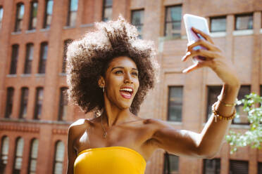 Happy african american woman smiling. Beautiful young female walking and having fun in New York city - DMDF04784