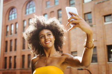 Happy african american woman smiling. Beautiful young female walking and having fun in New York city - DMDF04785