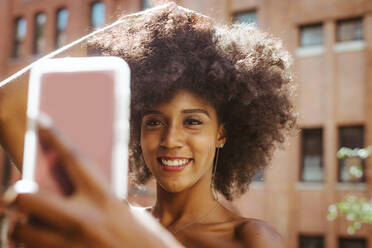 Happy african american woman smiling. Beautiful young female walking and having fun in New York city - DMDF04786