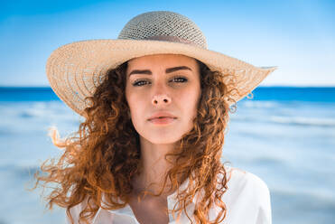 Pretty girl portrait - Schöne Frau genießt Sommerurlaub auf einer tropischen Insel - DMDF04803