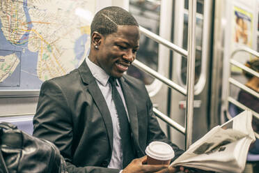 Geschäftsmann in vollem Anzug in der New Yorker U-Bahn - DMDF04832